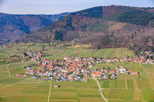 Village de vignerons vu de l'est au printemps à Weyher in der Pfalz dans le département Rhénanie-Palatinat, Allemagne