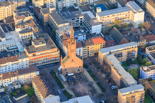 Lutherplatz avec la pizzeria La Torre Da Angelo dans l'ancienne église luthérienne à le quartier Mitte in Ludwigshafen am Rhein dans le département Rhénanie-Palatinat, Allemagne