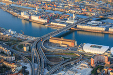 Accès par pont de l'autoroute surélevée nord (B44) au pont Konrad-Schuhmacher sur le Rhin avec bunker cubique, qui doit être démoli à partir d'août 2026 à le quartier Mitte in Ludwigshafen am Rhein dans le département Rhénanie-Palatinat, Allemagne