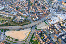 Site de la future Helmut-Kohl-Allee sur le terrain de l'ancien Rathaus Center, qui a été démoli jusqu'à ses fondations, situé sur la Hochstraße Nord (B44) qui sera encore démolie. à le quartier Mitte in Ludwigshafen am Rhein dans le département Rhénanie-Palatinat, Allemagne