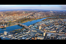 Panorama de la ville du nord-ouest sur les rives du Rhin, de Zollhof à Parkinsel avec Konrad-Adenauer-Brücke et Berliner Platz à le quartier Mitte in Ludwigshafen am Rhein dans le département Rhénanie-Palatinat, Allemagne