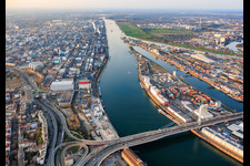 Site situé sur la rive sud du Rhin à le quartier BASF in Ludwigshafen am Rhein dans le département Rhénanie-Palatinat, Allemagne