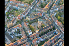 École primaire de Gräfenauschule et château d'eau historique à le quartier Hemshof in Ludwigshafen am Rhein dans le département Rhénanie-Palatinat, Allemagne