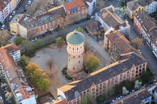 École primaire de Gräfenauschule et château d'eau historique à le quartier Hemshof in Ludwigshafen am Rhein dans le département Rhénanie-Palatinat, Allemagne