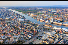 Vue de la ville sur le Rhin depuis le sud-ouest, en face du port rhénan de Mannheim. à le quartier Hemshof in Ludwigshafen am Rhein dans le département Rhénanie-Palatinat, Allemagne