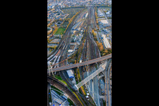 Gare principale et gare de triage depuis le nord à le quartier Süd in Ludwigshafen am Rhein dans le département Rhénanie-Palatinat, Allemagne