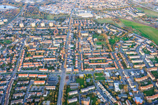 Maudacher Straße depuis l'ouest à le quartier Gartenstadt in Ludwigshafen am Rhein dans le département Rhénanie-Palatinat, Allemagne