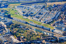 Ludwig-Erhard-Allee, vue du nord, en face du parc municipal à le quartier Südstadt in Karlsruhe dans le département Bade-Wurtemberg, Allemagne
