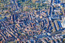 Vue de la vieille ville depuis le nord, avec la Bienleintorstrasse et la Zunftstrasse. à le quartier Durlach in Karlsruhe dans le département Bade-Wurtemberg, Allemagne