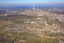 Vue de la ville depuis l'est jusqu'à la centrale hydroélectrique du port du Rhin à le quartier Durlach in Karlsruhe dans le département Bade-Wurtemberg, Allemagne