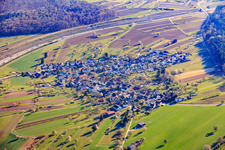 Vue du village de ce côté de l'A8 à le quartier Obermutschelbach in Karlsbad dans le département Bade-Wurtemberg, Allemagne