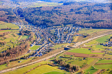 Vue du village au-delà de l'A8 à le quartier Untermutschelbach in Karlsbad dans le département Bade-Wurtemberg, Allemagne