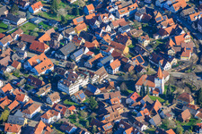 Centre du village avec l'église Sainte-Barbe à le quartier Ellmendingen in Keltern dans le département Bade-Wurtemberg, Allemagne