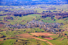 Du nord-est à le quartier Ottenhausen in Straubenhardt dans le département Bade-Wurtemberg, Allemagne