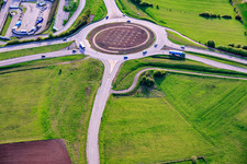 Rond-point à l'intersection de la N61 et de la rue de Sarreguemines à Woustviller dans le département Moselle, France