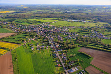 Vue de la ville face à l'étang de Weihergraben depuis le nord à Farschviller dans le département Moselle, France