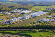 Verrerie AGC Glass Seingbouse SAS avec grand système PV en champ libre à Seingbouse dans le département Moselle, France
