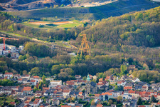 Chevalement historique de la mine Le puits Cuvelette Nord et église Saint-Maurice à le quartier Cité de la Chapelle in Freyming-Merlebach dans le département Moselle, France