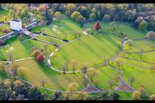 Rangées de pierres tombales et parc au cimetière militaire américain et site commémoratif de Saint-Avold à le quartier Forêts de Zang et du Steinberg in Saint-Avold dans le département Moselle, France
