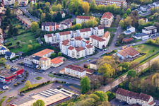 Rue en Verrerie avec Pharmacie Sainte Marie à le quartier Centre Ville Felsberg in Saint-Avold dans le département Moselle, France