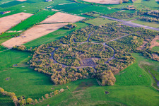 Chemin de fer circulaire et halls démolis sur l'ancien aérodrome militaire Grostenquin à Grostenquin dans le département Moselle, France