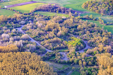 Route ovale menant aux silos de l'ancien aérodrome militaire de Grostenquin à Bistroff dans le département Moselle, France