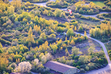 Parapentes au-dessus des hangars de l'ancien aérodrome militaire de Grostenquin à Bistroff dans le département Moselle, France
