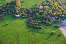 Parapentes au-dessus des hangars de l'ancien aérodrome militaire de Grostenquin à Bistroff dans le département Moselle, France