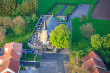 Église Saint-Pierre de Altrippe et monument aux morts à Altrippe dans le département Moselle, France