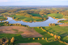 Des promenades en bois bordées de cabanes de pêcheurs longent les rives de l'étang du Welschhof. à Puttelange-aux-Lacs dans le département Moselle, France