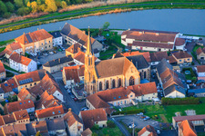 L'église Saint-Étienne sous la lumière du soir à Wittring dans le département Moselle, France