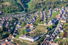 Colline du château avec orangerie, église Sainte-Anne et Saint-Philippe (église du château), école primaire municipale de Kirchberg-Schlossberg Blieskastel - annexe et centre de formation pour adultes du district de Saarpfalz dans le château à Blieskastel dans le département Sarre, Allemagne