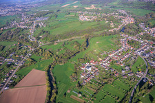 Cours de la rivière Blies à la frontière franco-allemande et église Saint-Martin Habkirchen à le quartier Habkirchen in Mandelbachtal dans le département Sarre, Allemagne