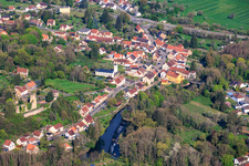 Cours de la rivière Blies le long de la frontière franco-allemande et Château de Frauenberg à Frauenberg dans le département Moselle, France