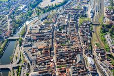 Vue d'ensemble du centre-ville à l'ouest de la Sarre depuis le nord à Saargemünd dans le département Moselle, France