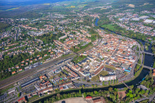 Vue d'ensemble de la ville sur les rives de la Sarre, depuis le sud-ouest à Saargemünd dans le département Moselle, France