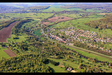 Vue du village depuis le nord, de l'autre côté de la Sarre à Zetting dans le département Moselle, France