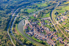 Vue du village de l'autre côté de la Sarre avec le Spoorboothafen / Port de Plaisance de Wittring sur le canal de la Sarre / Canal des houillères de la Sarre à Wittring dans le département Moselle, France
