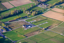 Parc industriel d'Am Lokschuppen avec le nouveau chantier de construction de l'atelier de réparation automobile de Tobias Hübenthal à Klingenmünster dans le département Rhénanie-Palatinat, Allemagne