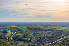 Vue du village dans un arc de cercle du canal de la Sarre à Wittring dans le département Moselle, France