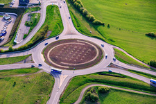 Rond-point à l'intersection de la N61 et de la rue de Sarreguemines à Woustviller dans le département Moselle, France