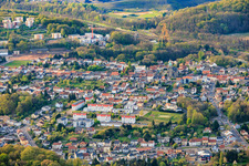 Vue de la ville depuis le sud, devant le chevalement historique de la mine Le puits Cuvelette Nord à le quartier Cité de la Chapelle in Freyming-Merlebach dans le département Moselle, France