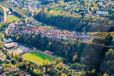 Le stade Omnisport et la salle des fêtes Espace De Wendel se trouvent en contrebas de la vieille ville historique, sur la crête. à Hombourg-Haut dans le département Moselle, France