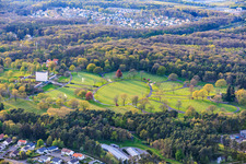 Rangées de pierres tombales et parc au cimetière militaire américain et site commémoratif de Saint-Avold à le quartier Forêts de Zang et du Steinberg in Saint-Avold dans le département Moselle, France