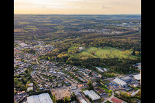 Cimetière militaire américain et site commémoratif de Saint-Avold entre la centrale électrique et la ville à le quartier Forêts de Zang et du Steinberg in Saint-Avold dans le département Moselle, France