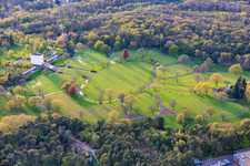 Rangées de pierres tombales et parc au cimetière militaire américain et site commémoratif de Saint-Avold à le quartier Forêts de Zang et du Steinberg in Saint-Avold dans le département Moselle, France