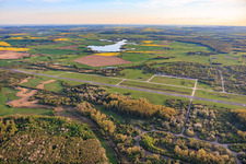 Piste de l'ancien aérodrome militaire de Grostenquin vue du nord-est à Bistroff dans le département Moselle, France