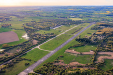 Piste de l'ancien aérodrome militaire de Grostenquin vue de l'est à Bistroff dans le département Moselle, France