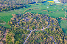 Chemin de fer circulaire et halls démolis sur l'ancien aérodrome militaire Grostenquin à Grostenquin dans le département Moselle, France