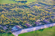 Parapentes au-dessus des hangars de l'ancien aérodrome militaire de Grostenquin à Bistroff dans le département Moselle, France